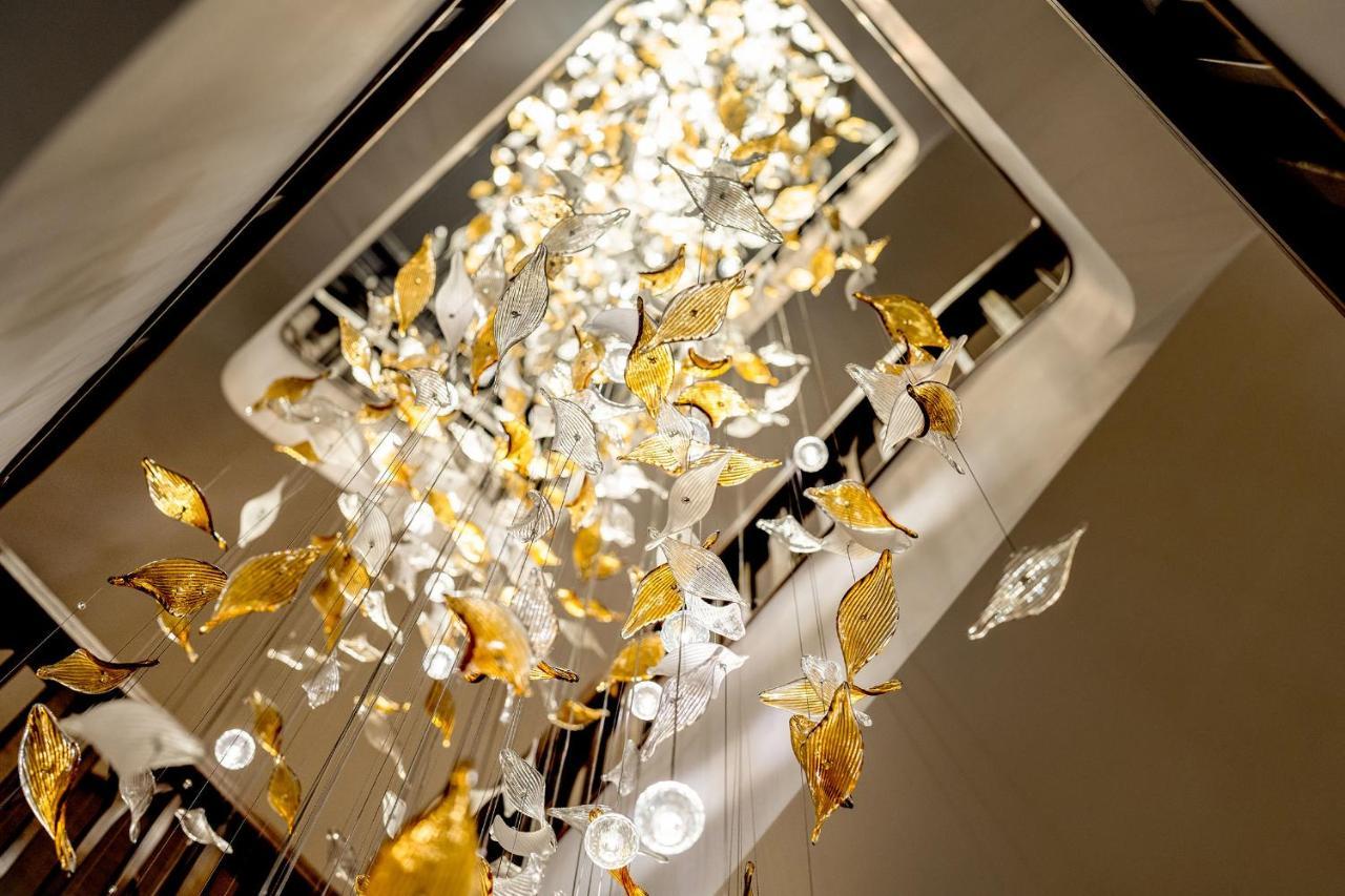 香港富丽敦海洋公园酒店 外观 照片 The staircase chandelier